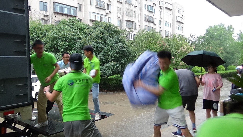 大雨中，老师们老同学抢运行李.JPG